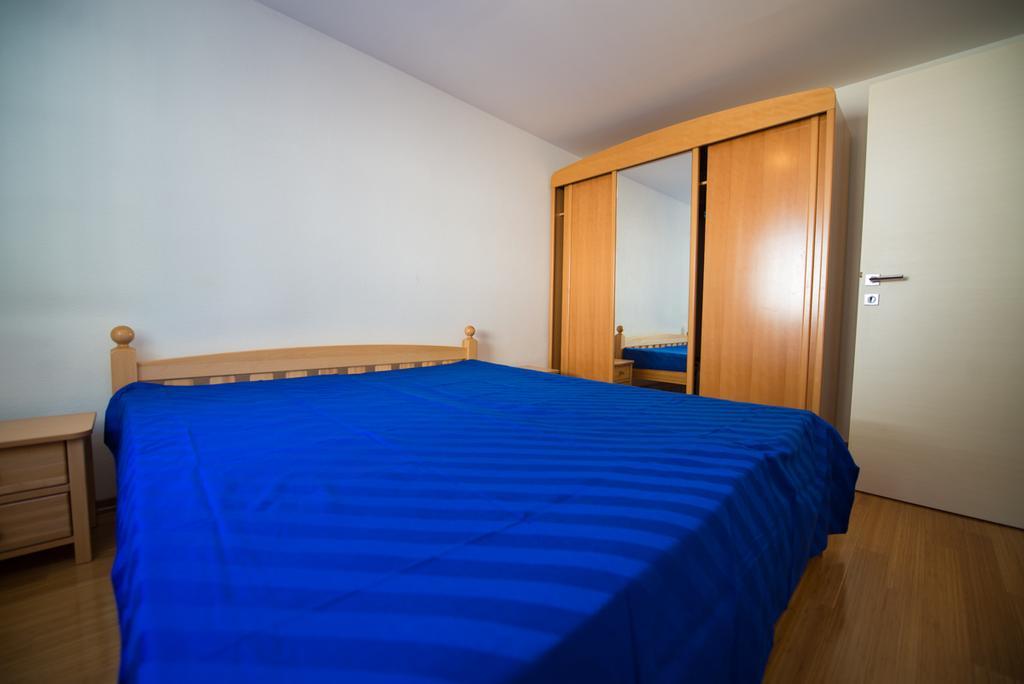 Apartments Karlo Baska Voda Bilik gambar