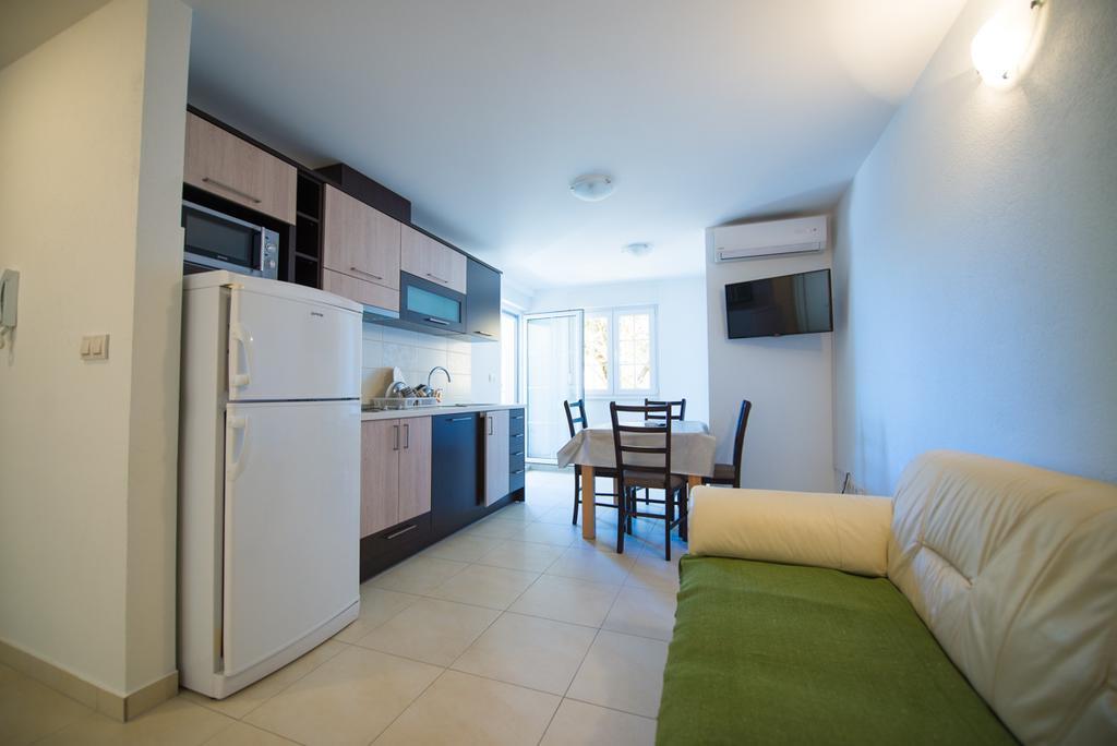 Apartments Karlo Baska Voda Bilik gambar