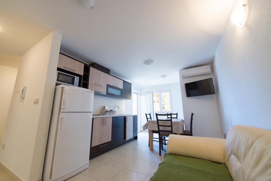 Apartments Karlo Baska Voda Bilik gambar